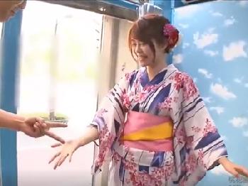 浴衣の美形少女が野球拳に負けて丸裸にされマジックミラー号ファック素人美少女ナンパのエロ動画