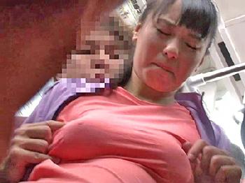 服を脱がされまいと必死に抵抗する美形お姉さんのノーブラ乳頭を刺激しペニスねじ込み痴漢巨乳めがねのエロ動画