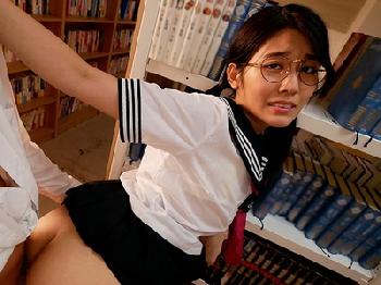 彼女が近くにいるのにめがね女子校生が誘惑→声殺し中出し巨乳美少女ロリ神宮寺ナオのエロ動画