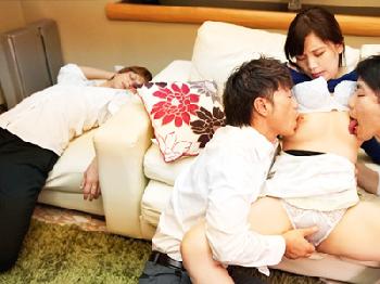 まだ20代の若奥様が浮気性な夫へのあてつけに上司と浮気巨乳人妻鈴木真夕のエロ動画