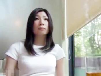 都内に遊びに来た時に密通サイトで知り合ったプロ男優と日常を忘れる奥様素人人妻のエロ動画