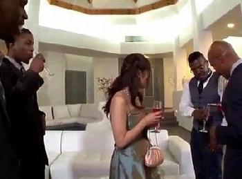 世界トップクラス！本場LAでメガ陰茎スターたちのマグナムを食らった日本人女優は…3Pのエロ動画