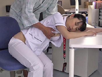 夜勤中に居眠りしている看護師を夜●いしちゃう患者様巨乳美少女お姉さん看護婦のエロ動画