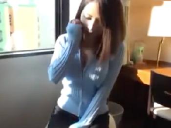 「うそっおっきぃW」巨大ペニスを嬉しそうにフェラチオするギャル素人に中出しプレゼント！巨乳お姉さん痴女のエロ動画