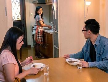 彼女には絶対に言えない秘密。彼女に内緒で彼女のお母ちゃんともヤッてます痴女人妻熟女美原すみれのエロ動画