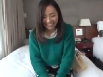 欲求不満でイチモツをガン見しちゃう照れ屋の奥様が豹変して絶叫野獣パコ素人人妻ナンパのエロ動画