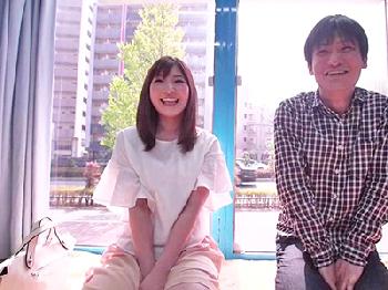 マジックミラー号で壁から出てる彼氏の陰茎当てゲーム→負けたら即ずぼ巨乳素人お姉さんのエロ動画