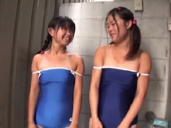 ガチでアウトな無毛幼顔っ娘に声掛け→野外でスクール水着に着替えさせて中出しキメるド性的変態美少女ロリパイパン露出のエロ動画
