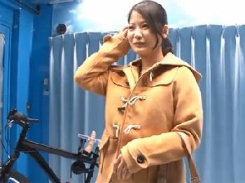 アクメ自転車→即挿入の流れで休む間もなく連続でイカされるきれいなお姉さん素人のエロ動画