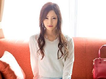 尻のラインまで見えるピッタリパンツを撫で回して股間だけ穴を開け着衣のまま合体！お姉さん顔射手コキのエロ動画