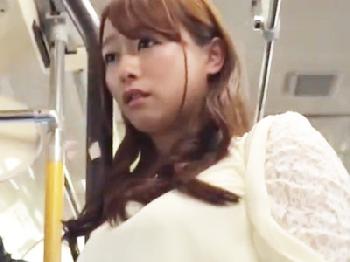 彼氏がミラー越し30CMにいるのに声を押し殺せないほど絶頂絶頂オーガズムするギャル素人お姉さんナンパのエロ動画