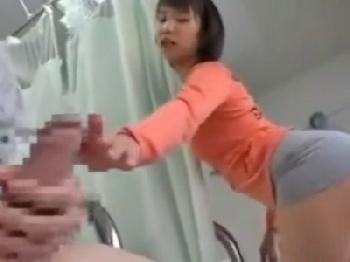 彼氏のお見舞いのはずが他人チンポコを手コキフェラチオ→顔面射精させちゃう変態娘お姉さん痴女顔射のエロ動画