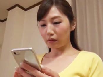 夫が食事中に寝室で不貞相手と肉欲をぶつけ合う不貞行為に身悶えるイケナイ妻人妻中出しのエロ動画