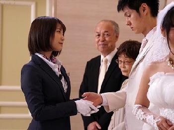 人生で最高の日である結婚式に…新郎から中出しされるウェディングプランナーお姉さん痴女戸田真琴のエロ動画