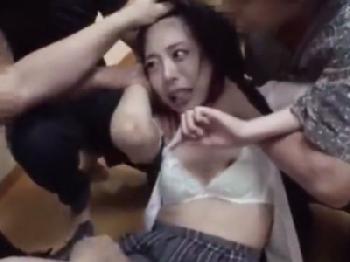 『お願いやめてぇー!』女子校生を尾行して自宅に押し入り輪姦中出しレイプ!美少女イラマチオ乱交のエロ動画