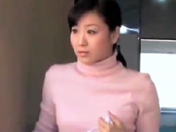 近所のオジサンに放尿を見せつけ犯して欲しいアピールする淫乱妻巨乳痴女人妻のエロ動画