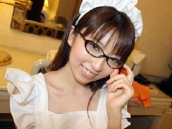 メイドコスプレさせたシロウト美形少女と生姦中出しファック！素人美少女フェラのエロ動画