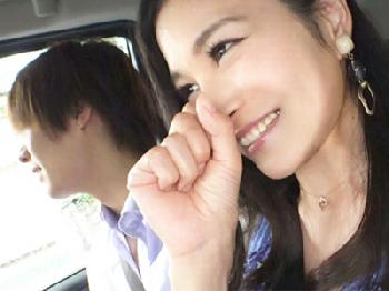 神戸産の美人奥さんが上京して2日間ひたすら生ハメ交尾に溺れるWお姉さん痴女人妻中出しハメ撮り米倉穂香のエロ動画