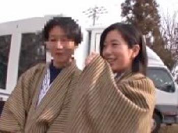 温泉地を浴衣で歩くやつなんて見たことないけどとりあえずマジックミラー号で寝取られ巨乳素人人妻ナンパのエロ動画