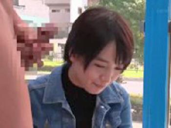 ショートヘア美形少女がマジックミラー号で草食系男子と即挿入素人美少女ナンパのエロ動画
