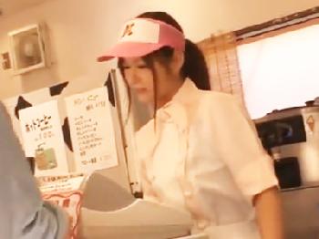 可愛すぎて閉店後に客から中出しレイプされちゃう店員さん美少女のエロ動画