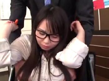童顔大きいオッパイなめがねオフィスレディちゃんに我慢できず上司がセクハラ残業→社員用精子便器に巨乳ロリOL顔射レイプ3P夢乃...