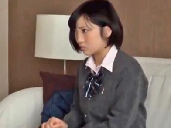 『出てるゥッ!』初援助交際で中出しされて茫然自失のミニ系女子校生美少女ロリのエロ動画