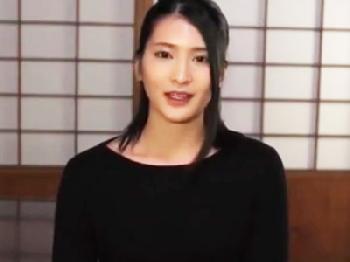 清潔感あふれる美人奥様が欲求不満を募らせJAV出演→プロ男優の激ピスに我を忘れて乱れイキ素人人妻顔射のエロ動画