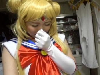 『いや本当にハズかしい…』いい歳した奥様にセーラームーンの格好をさせて寝取られハメ撮り素人人妻コスプレのエロ動画