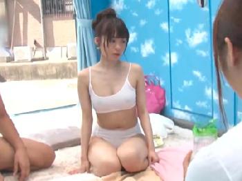 「うそっ、入っちゃってる…」女友人の素股→流れで真正中出し素人水着のエロ動画