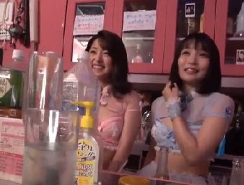 店にくるイケメン男たちを骨までしゃぶりつくすガッツリ美形お姉さんたちW美少女痴女3P乱交のエロ動画