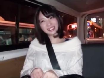 強烈かわいい巨乳看板娘キター！アルバイト衣装来てもらって乳揺れハメ撮り敢行！素人美少女ロリ痴女のエロ動画