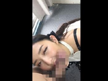 家族ドライブ中の奥様さんをこっそり公衆トイレにつれこんで…スマホ撮影パコ素人人妻盗撮のエロ動画