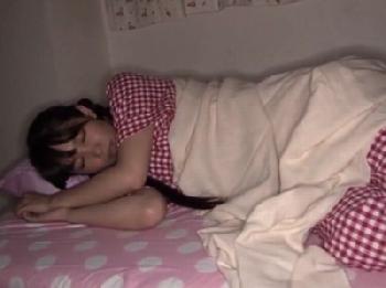 『もっと…もっと逝きたい♡』寝ているミニ系妹を毎日調教しながら淫語を喋らせる非人道的兄美少女ロリパイパン近親相姦のエロ動画