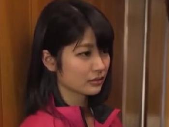 友人の彼氏を誘って浮気交尾に持ち込む淫乱美形少女素人美少女痴女のエロ動画