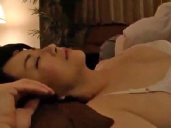 夫の眠る横で義弟に夜這いされ必死に声を押し殺す妻巨乳人妻浅井舞香のエロ動画