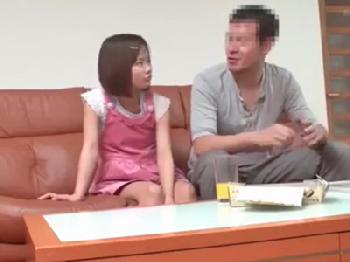 ガチミニ系娘と一緒にお風呂に入って身体の関係を結ぶ義理のパパ美少女ロリ近親相姦のエロ動画