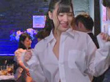 元グラドルがお気に入り客をお店終わりにアフター誘って枕営業美少女コスプレのエロ動画