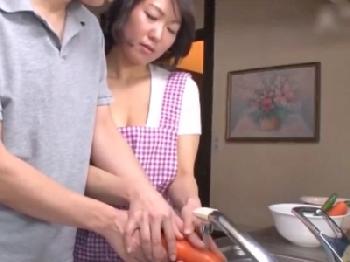 人参を見て欲情する嫁の美しいお母ちゃんと近親中出しエッチ巨乳人妻近親相姦のエロ動画