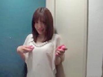 美人セレブリティ若奥様が現実離れした乱交中出しファックを楽しむ！素人人妻のエロ動画