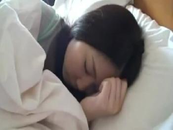 黒髪ロングの素人ミニ系顔専門学生の寝込みを襲ってハメ撮りしましたW美少女ロリ顔射フェラのエロ動画