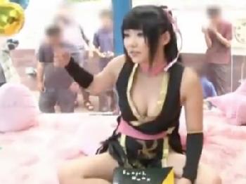 コミケでナンパした素人レイヤーをマジックミラー号に連れ込み即ハメ美少女コスプレのエロ動画