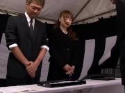 葬儀中だというのに盛って再会した従姉妹と不謹慎パコ巨乳お姉さんのエロ動画