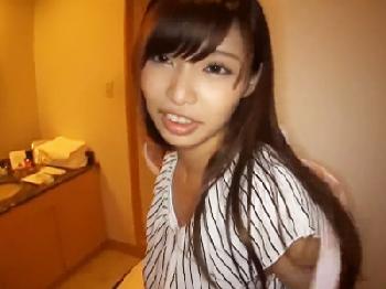 街中で自撮りしていた素人ギャルをお持ち帰りしたら簡単に股を開いたので即挿入Wハメ撮りナンパのエロ動画