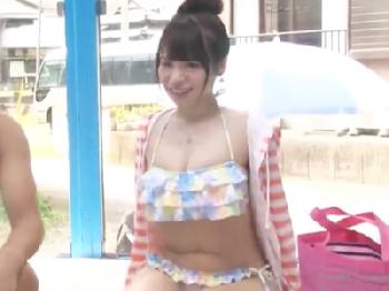 友人とマジックミラー号生姦しといてナニ喰わぬ顔で仲間のところに戻る男女素人美少女水着ナンパのエロ動画