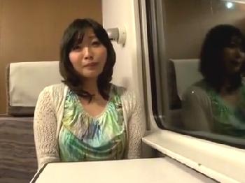 欲求不満なド淫乱妻が寝台列車で大好きな男根をフェラチオチオ抜き！素人人妻ハメ撮りオナニーのエロ動画