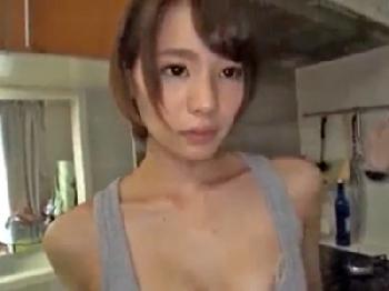 ホットパンツで色んなとこが見えまくってる美形お姉さんとハメ撮りパコ巨乳素人のエロ動画