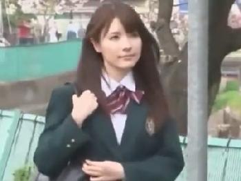 「すっごい…ビンビン…」教え子のチェリーボーイを奪い去るド淫乱教師!痴女女教師童貞3P美乃すずめのエロ動画
