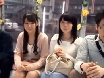 素人女子大生娘達がマジックミラー号でお互いのパートナーをスワッピングして濃密パコお姉さん乱交のエロ動画