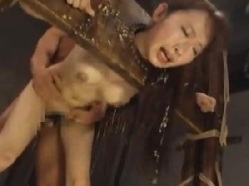 完全拘束された状態で残虐激ピス中出し婦女暴行されちゃう美形少女美少女お姉さんレイプのエロ動画